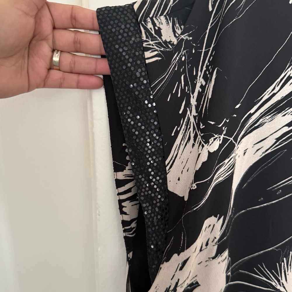 Women's plus-size blouse in size 2XL, black and beige with a floral pattern. - Picture 4 of 10